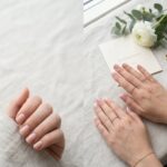 Konfirmationsnegle idéer til naturlige franske og farvede negle